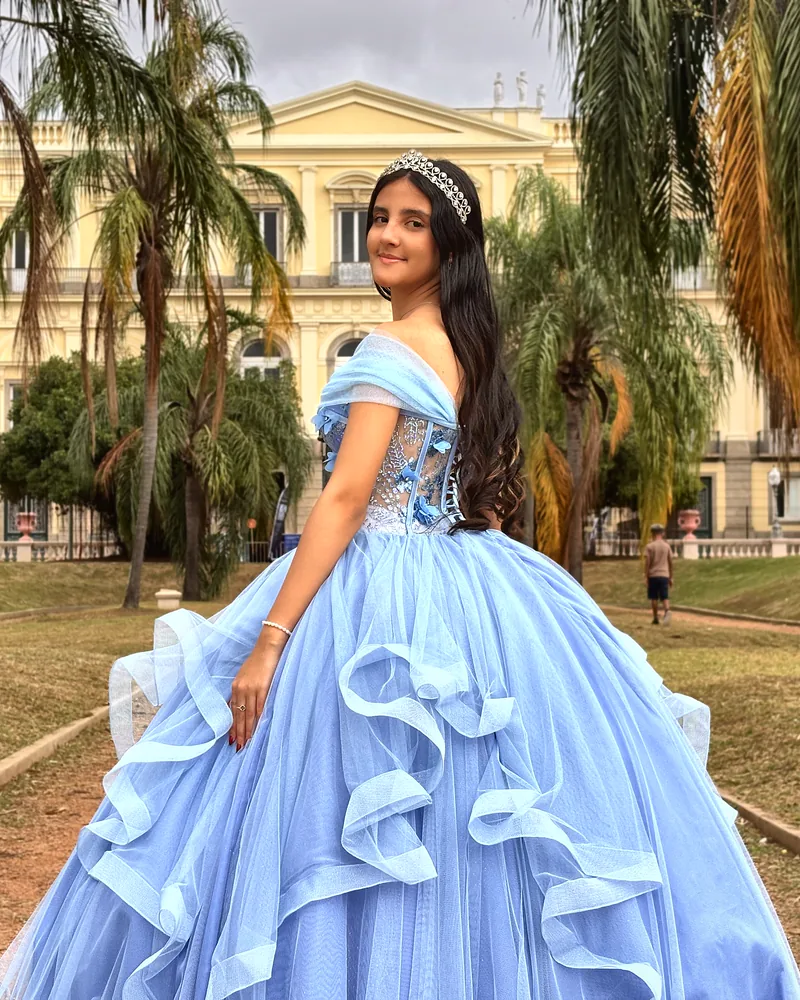 Milena no jardim do palácio